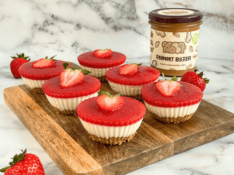 Mini serniczki na zimno z truskawkami i Peanoot Butter – idealny deser na lato