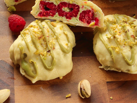 Mrożony jogurt z malinami, kremem pistacjowym i białą czekoladą – idealny deser na lato!