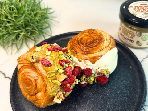 Pistacjowe rollsy z ciasta francuskiego – szybki deser z efektem wow!