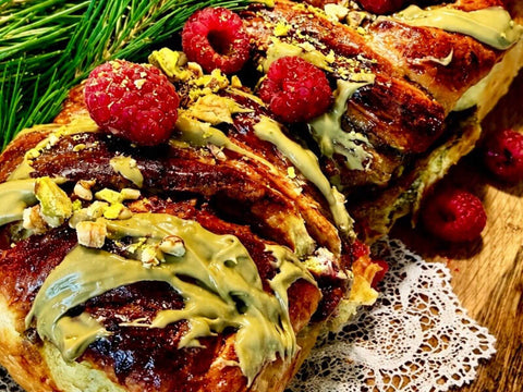 Plecionka drożdżowa z kremem pistacjowym Pistachio i malinami