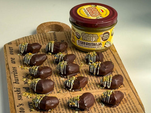 Daktylowe serduszka z pastą pistacjową