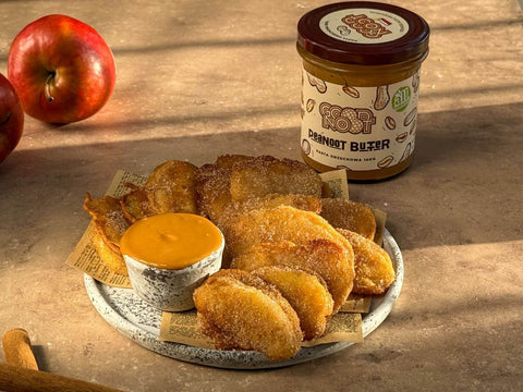 Chrupiące jabłka w cieście cynamonowym z aksamitną pastą z orzeszków ziemnych 100% Peanoot Butter