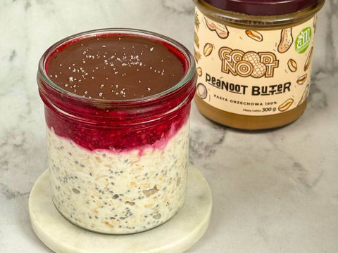 nocna owsianka z malinami, czekoladą i Peanoot Butter