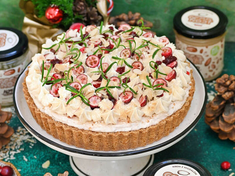 Zimowa tarta migdałowa z żurawiną – pyszny wegański deser