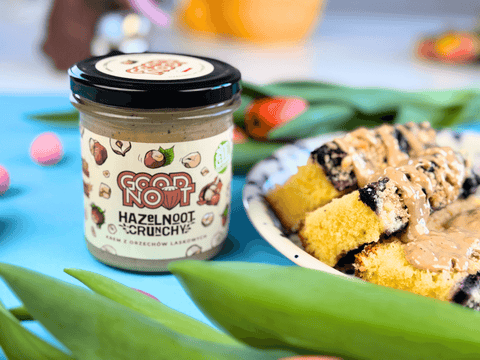 Krem z orzechów laskowych Hazelnoot Crunchy z ciastem drożdżowym polanym kremem z orzechów laskowych